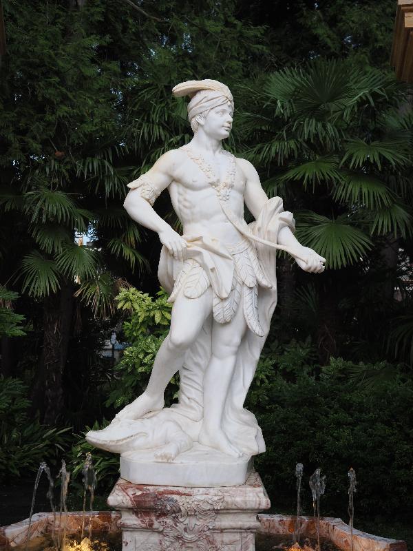 Stresa, Italy: Grand Hotel Des Iles Borromees: statue personifying America