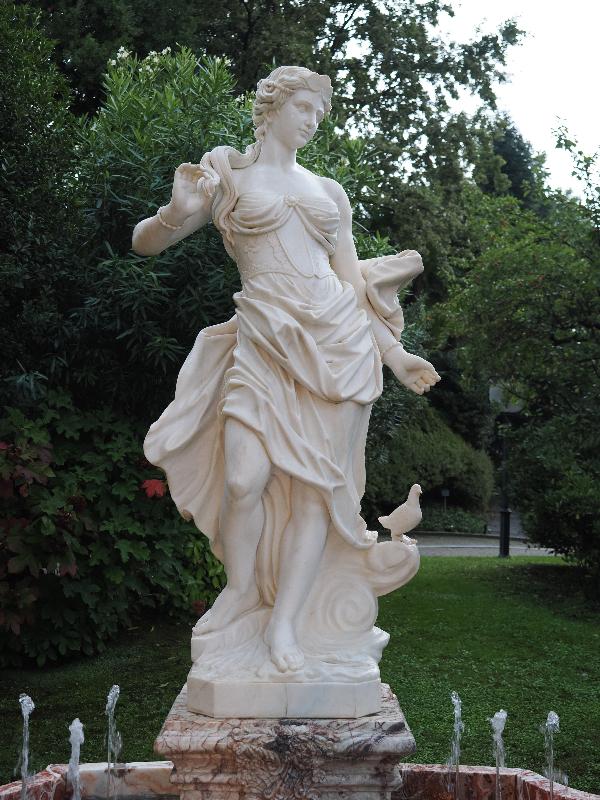 Stresa, Italy: Grand Hotel Des Iles Borromees: statue personifying Europe