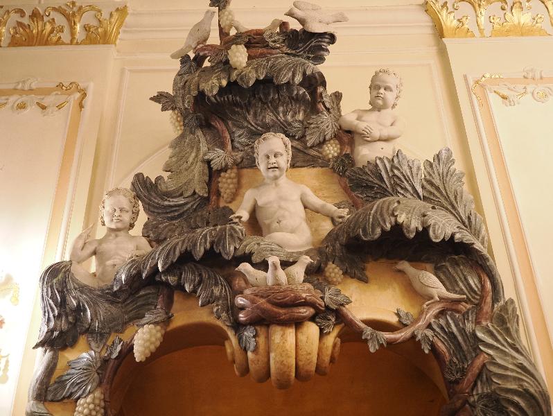 Stresa, Italy: Grand Hotel Des Iles Borromees: children and birds, lobby