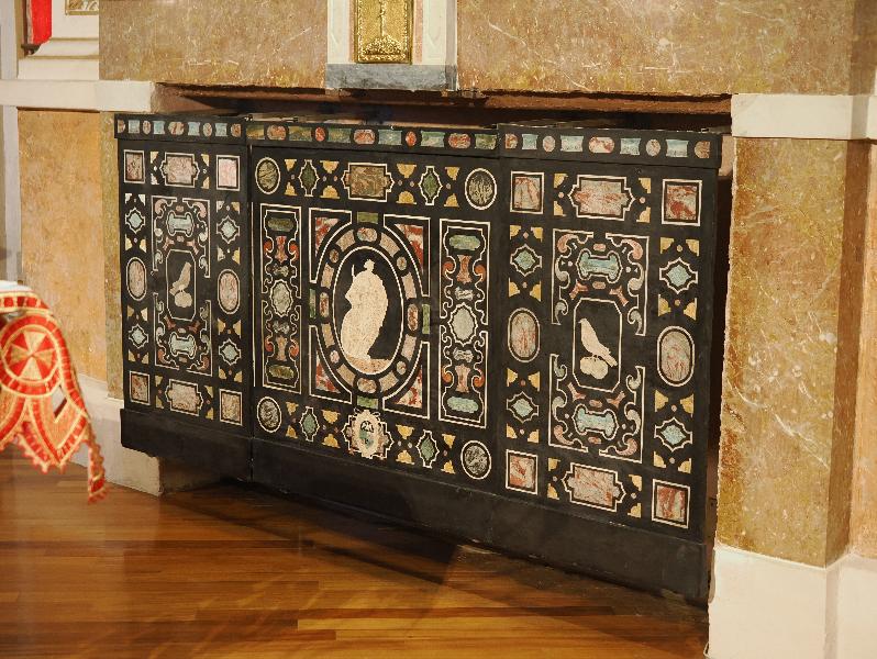 Santa Caterina del Sasso, Italy: chapel: pietra dura tablet