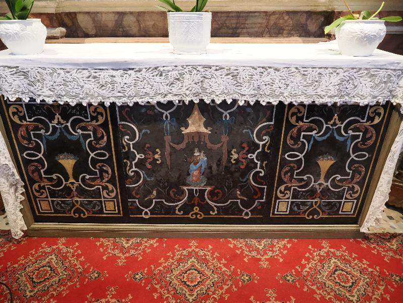 Isola Bella, Italy: San Vittore Martire Church: pietra dura altar