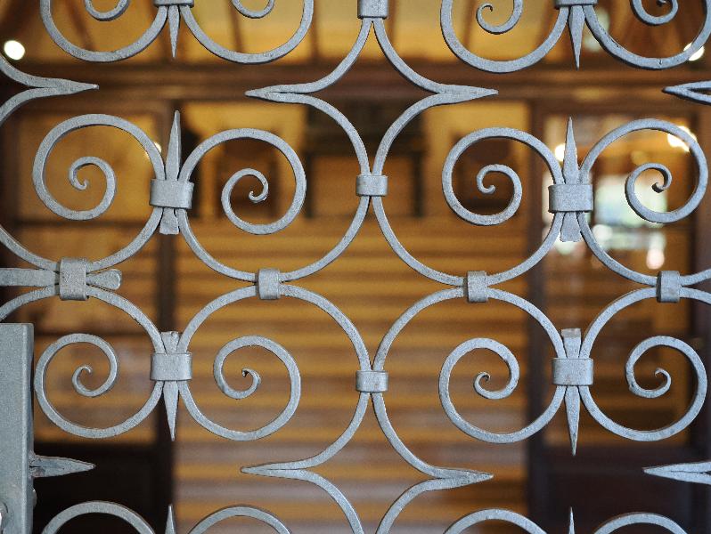 Isola Bella, Italy: Palazzo Borromeo: gate detail