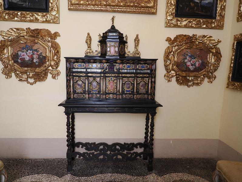 Isola Bella, Italy: Palazzo Borromeo, Third Closet: side table with inlaid stone