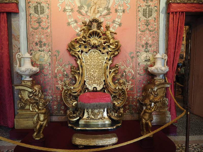 Isola Bella, Italy: Palazzo Borromeo, La Sala del Trono (The Throne Room): throne