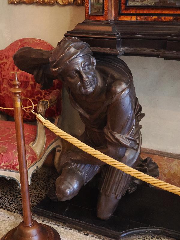 Isola Bella, Italy: Palazzo Borromeo, La Sala del Trono (The Throne Room): support for cabinet