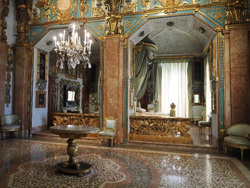 Isola Bella, Italy: Palazzo Borromeo, La Sala delle Alcove o della Regna (Room of the Two Alcoves or Queen's Room): bedroom
