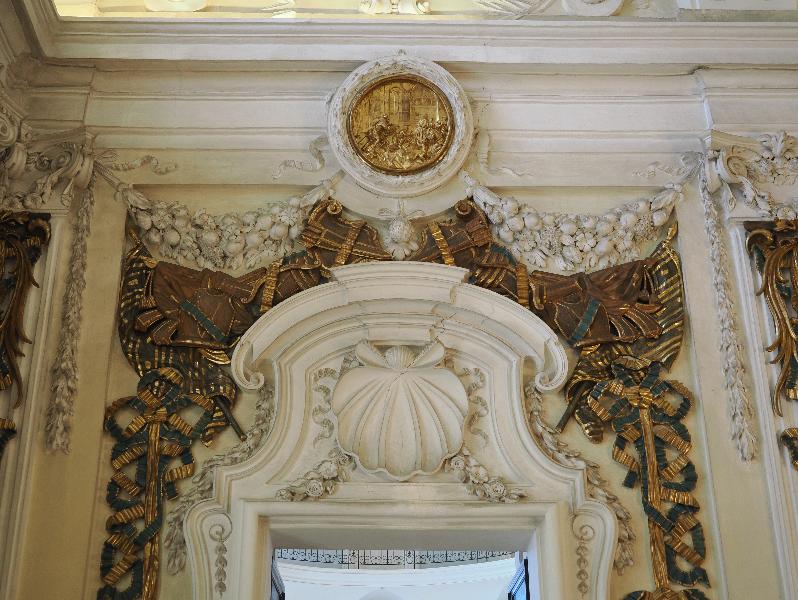 Isola Bella, Italy: Palazzo Borromeo, Sala delle Medaglie (Medal Room): wall decoration