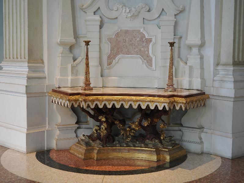 Isola Bella, Italy: Palazzo Borromeo, Il Salone (The Reception Room): side table