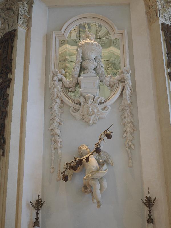 Isola Bella, Italy: Palazzo Borromeo, Il Salone (The Reception Room): corner wall decoration