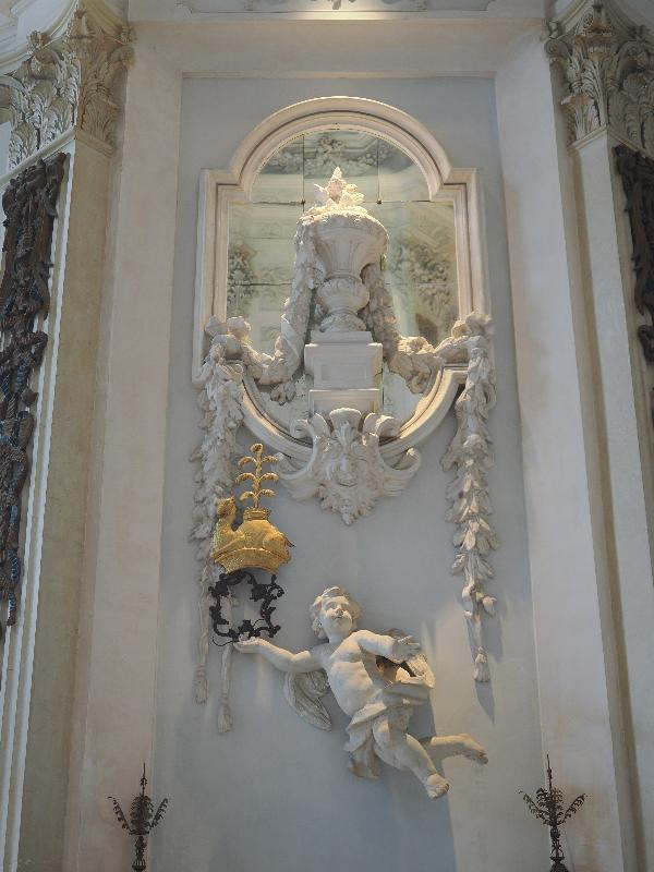Isola Bella, Italy: Palazzo Borromeo, Il Salone (The Reception Room): corner wall decoration