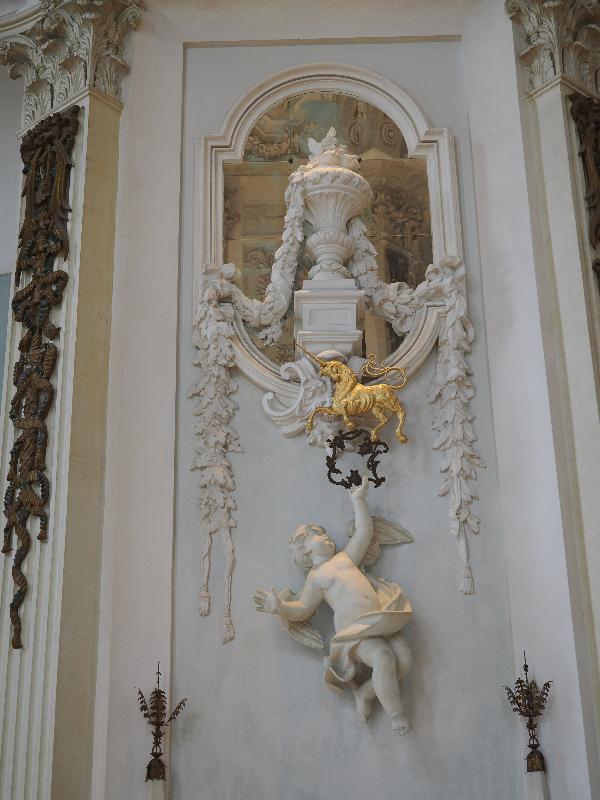 Isola Bella, Italy: Palazzo Borromeo, Il Salone (The Reception Room): corner wall decoration