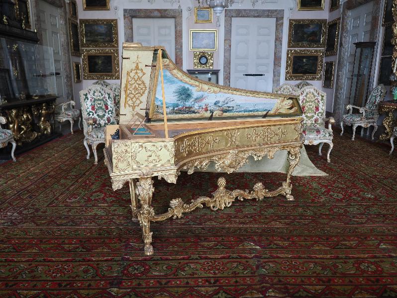 Isola Bella, Italy: Palazzo Borromeo, La Salla della Musica (The Music Room): golden harpsichord
