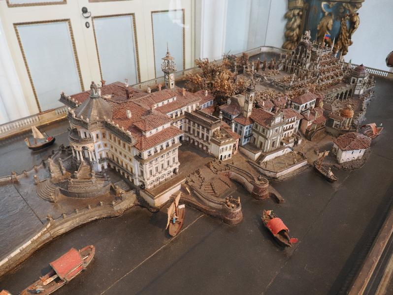 Isola Bella, Italy: Palazzo Borromeo, Il Salone (The Reception Room): architectural model of the Palace and Gardens (1812, made by Nicola Mazzoli)