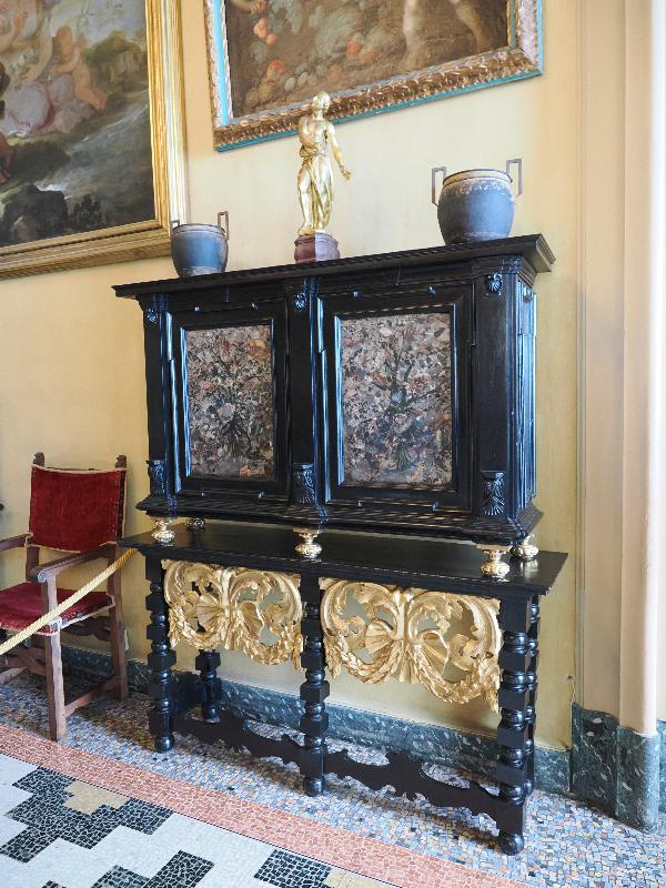 Isola Bella, Italy: Palazzo Borromeo, La Sala di Luca Giordano (Luca Giordano's Room): cabinet
