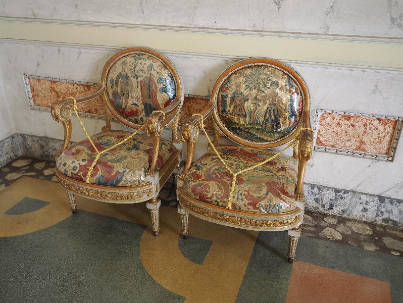 Isola Bella, Italy: Palazzo Borromeo, La Sala di Conversazione (The Conversation Room): two chairs