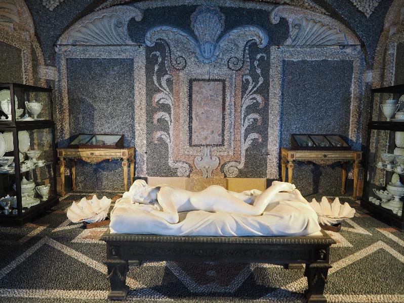 Isola Bella, Italy: Palazzo Borromeo, La Terza Grotta (The Third Grotto): view, including Sleeping Venus (1789, Giovanni Battista Monti)