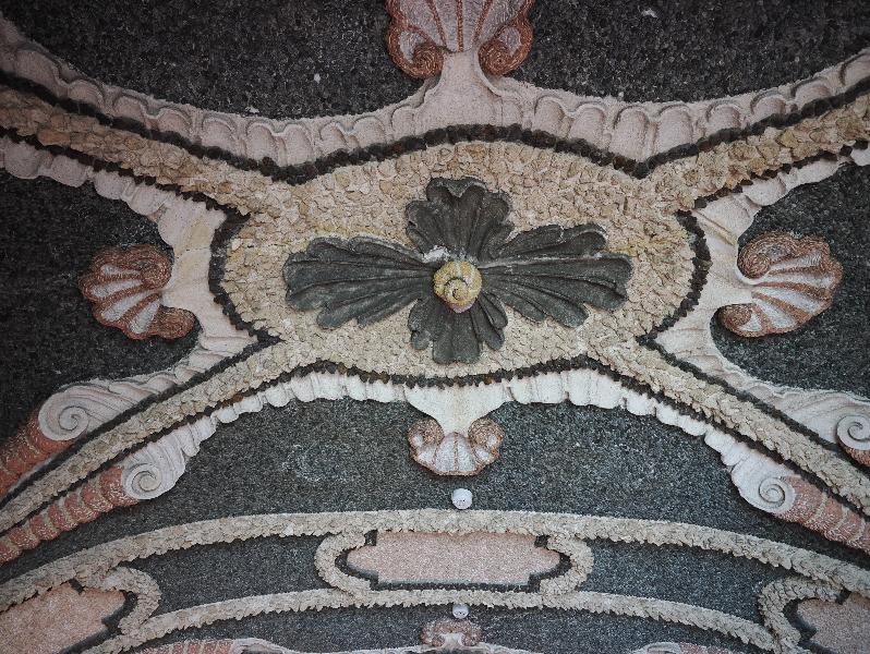 Isola Bella, Italy: Palazzo Borromeo, La Terza Grotta (The Third Grotto): ceiling