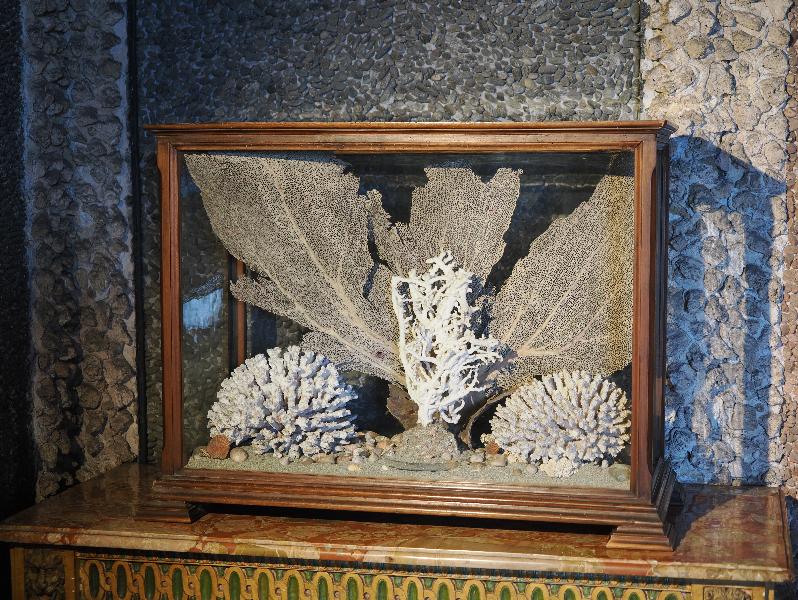 Isola Bella, Italy: Palazzo Borromeo, La Quarta Grotta (The Fourth Grotto): white coral