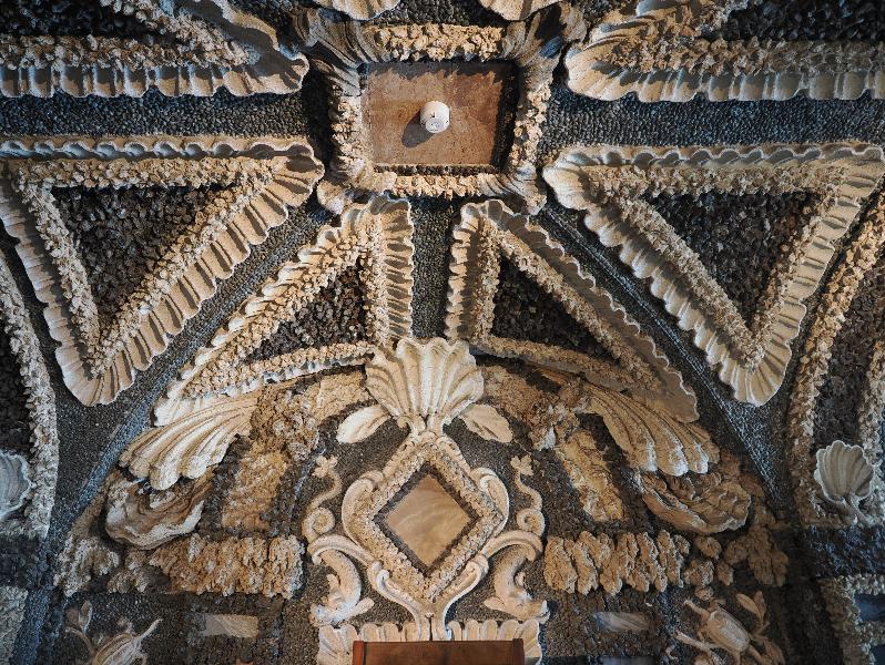 Isola Bella, Italy: Palazzo Borromeo, La Quinta Grotta (The Fifth Grotto): wall and ceiling decoration