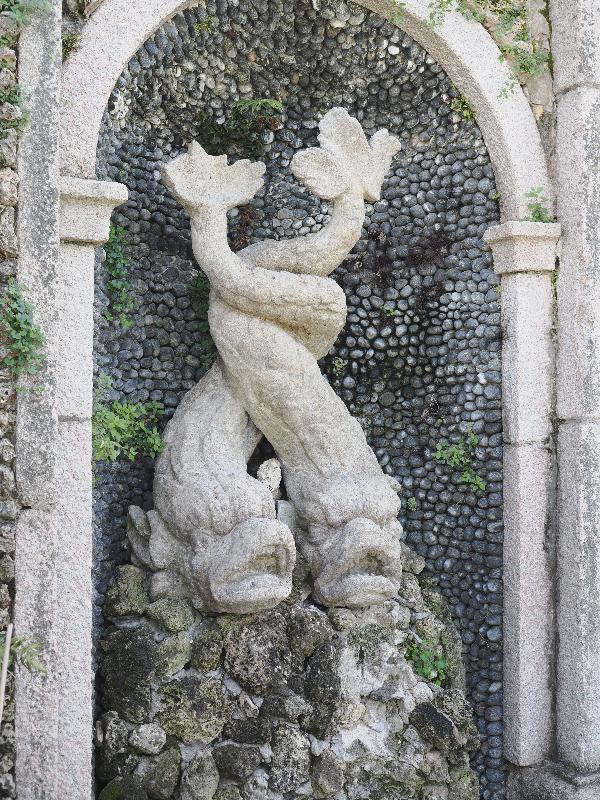 Isola Bella, Italy: Palazzo Borromeo, garden: intertwined fish