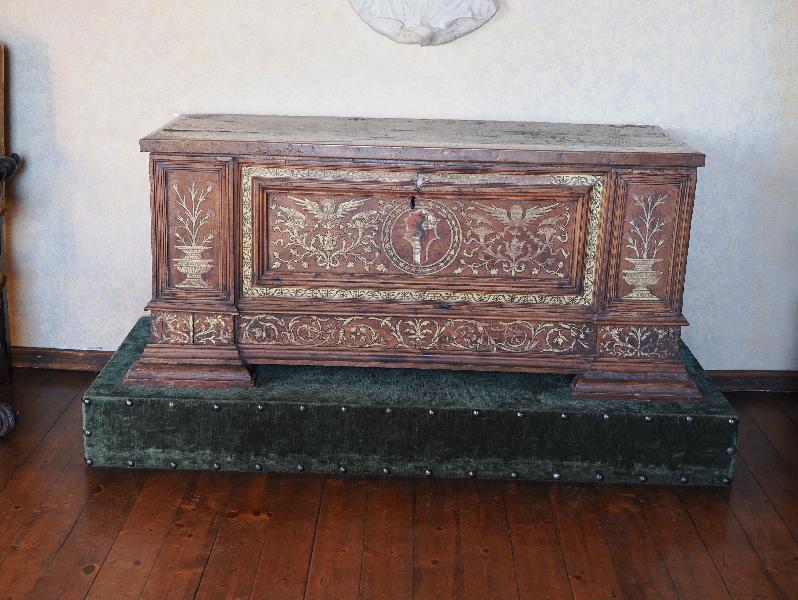 Isola Madre, Italy: Palazzo Borromeo, Sala delle Stagioni (Room of the Seasons): chest (early 16th century)