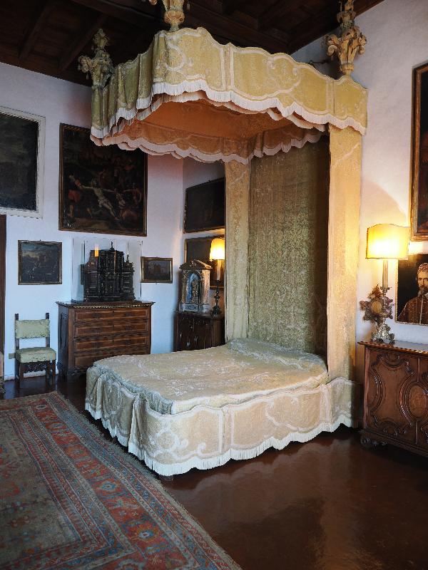 Isola Madre, Italy: Palazzo Borromeo, Stanza da letto gialla (Yellow Bedroom): bed
