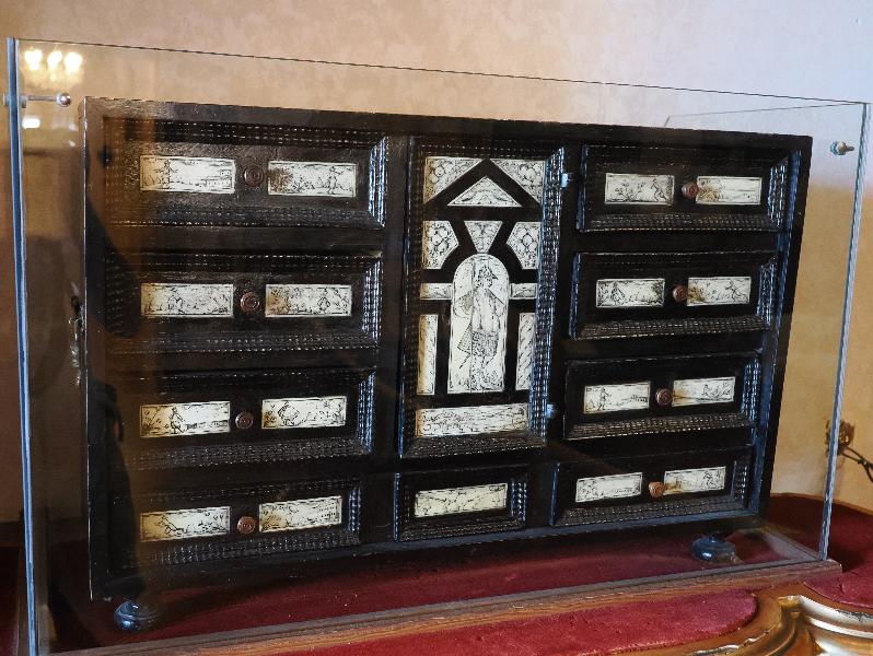 Isola Madre, Italy: Palazzo Borromeo: cabinet
