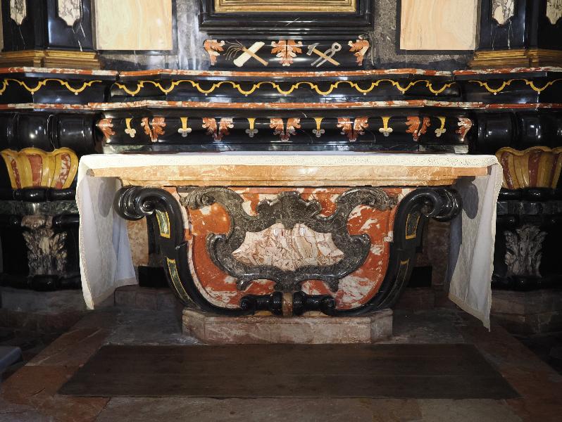 Pallanza, Italy: Church of San Leonardo: altar