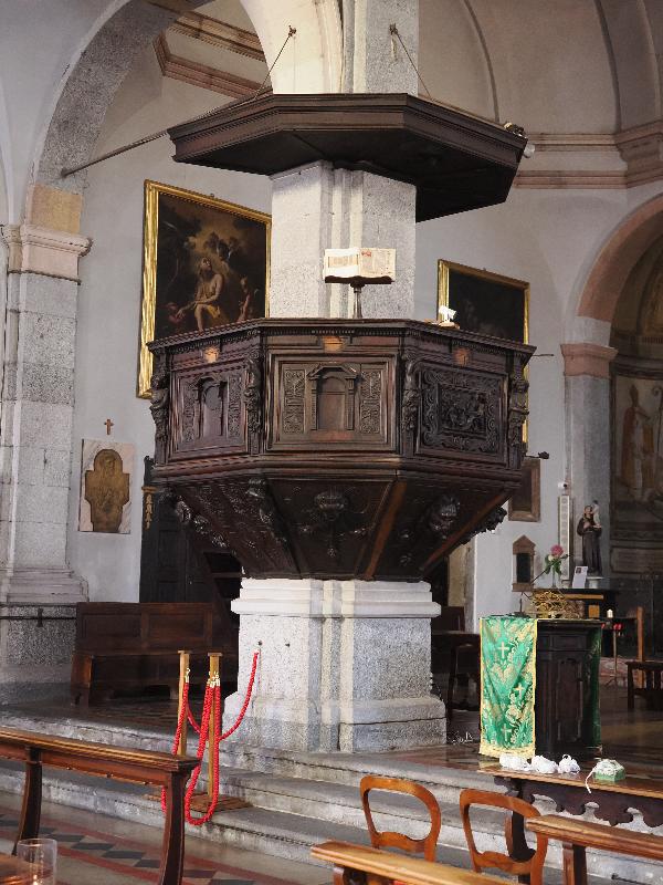 Pallanza, Italy: Church of San Leonardo: pulpit