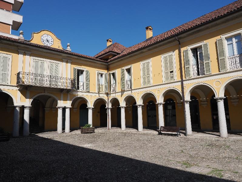 Pallanza, Italy: Piazza Carlo Pedroni: courtyard