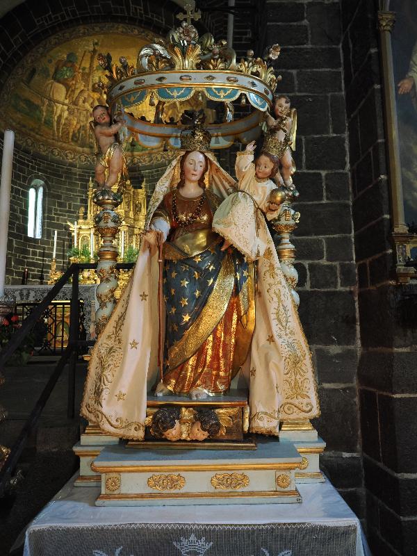 Bellagio, Italy: Basilica di San Giacomo: Mary