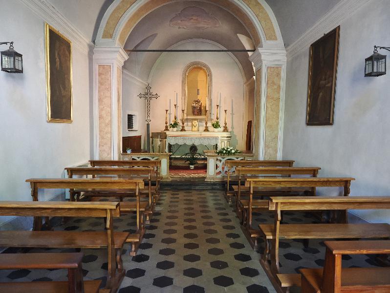Bellagio, Italy: Church of San Giorgio: view down nave