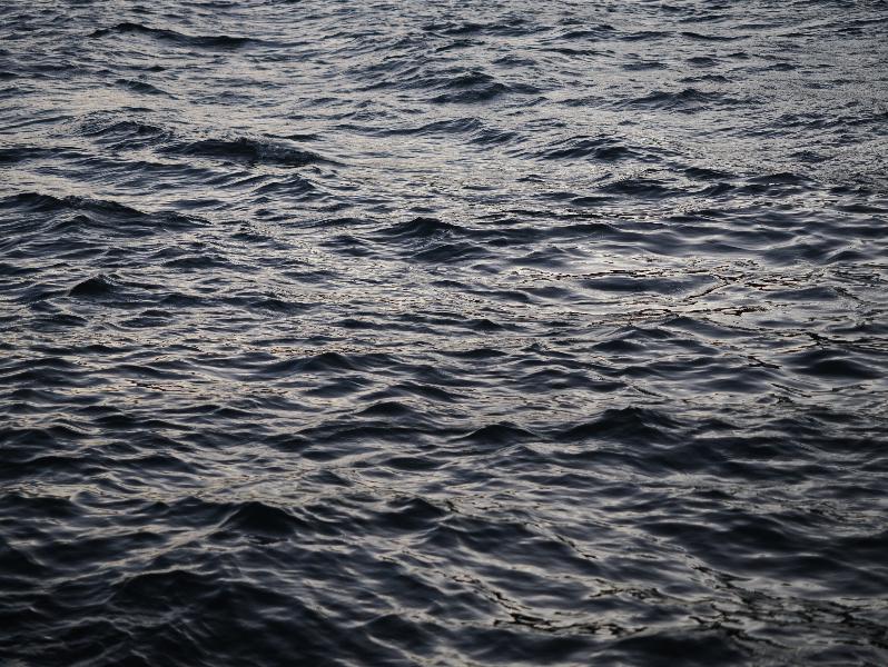 Bellagio, Italy: Piazza Giuseppe Mazzini: waves on lake at dusk