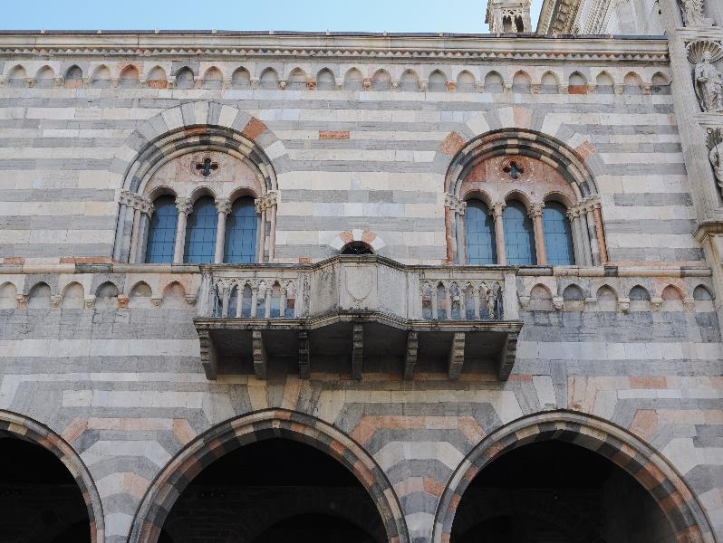 Como, Italy: Palazzo del Broletto: facade