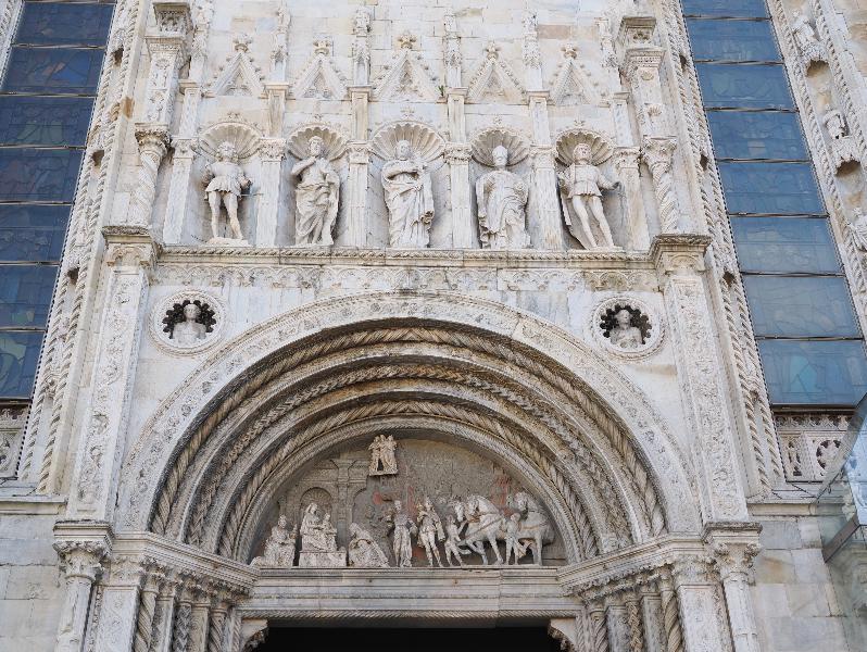 Como, Italy: Cattedrale di Santa Maria Assunta: decoration over central entrance