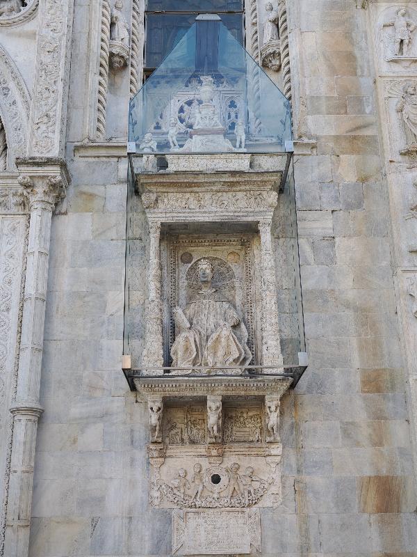 Como, Italy: Cattedrale di Santa Maria Assunta: large sculptural piece to right of central entrance