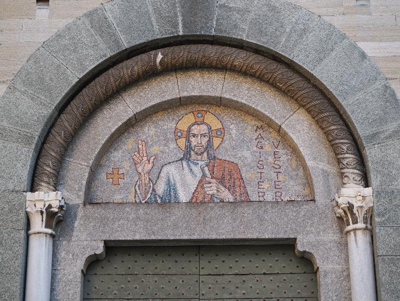 Como, Italy: Basilica di San Fedele: figure of Christ over main entrance (made by Peresson of Milan)