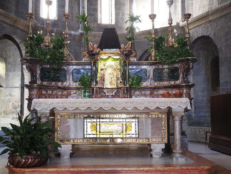 Como, Italy: Basilica di San Fedele: altar