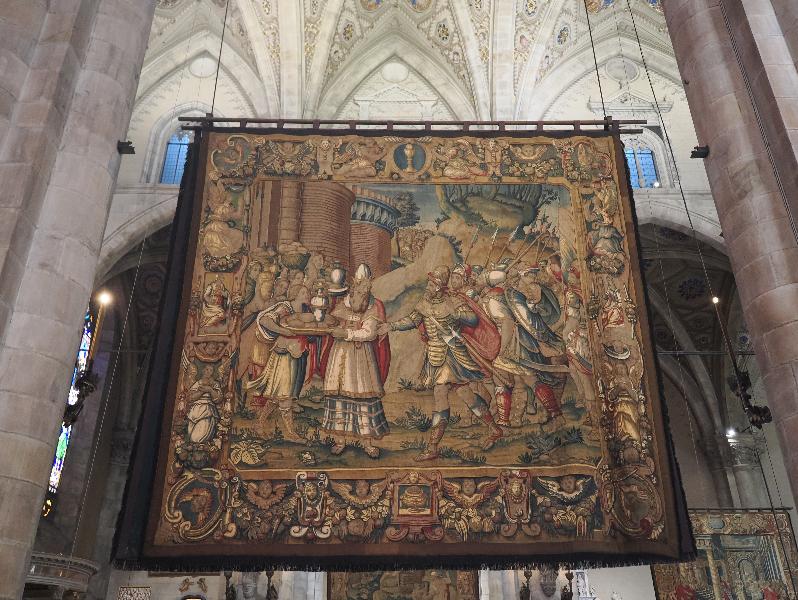 Como, Italy: Cattedrale di Santa Maria Assunta: food delivered to soldiers