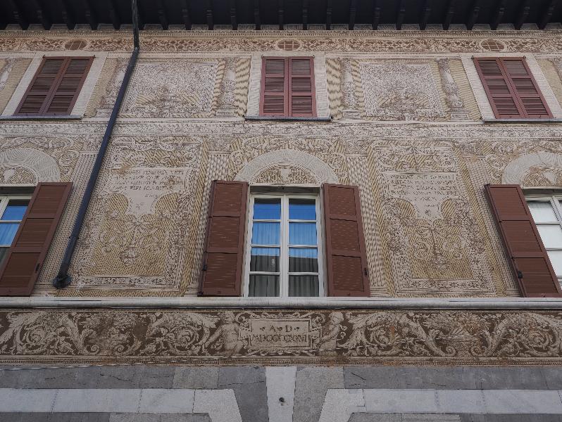 Como, Italy: Via Cinque Giornate: facade (1926)