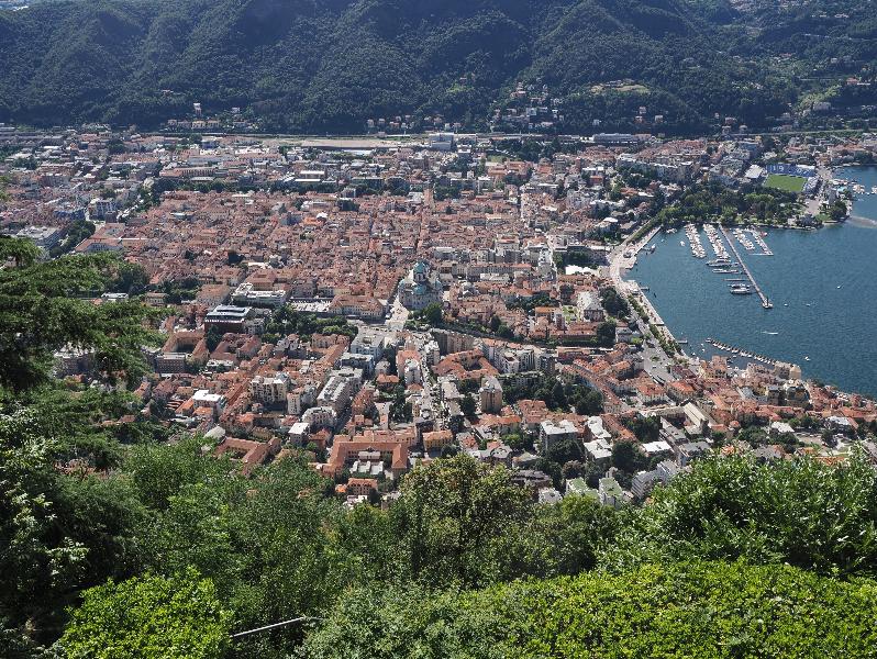 Brunate, Italy: Via Attilio Pirotta: view of Como towards cathedral
