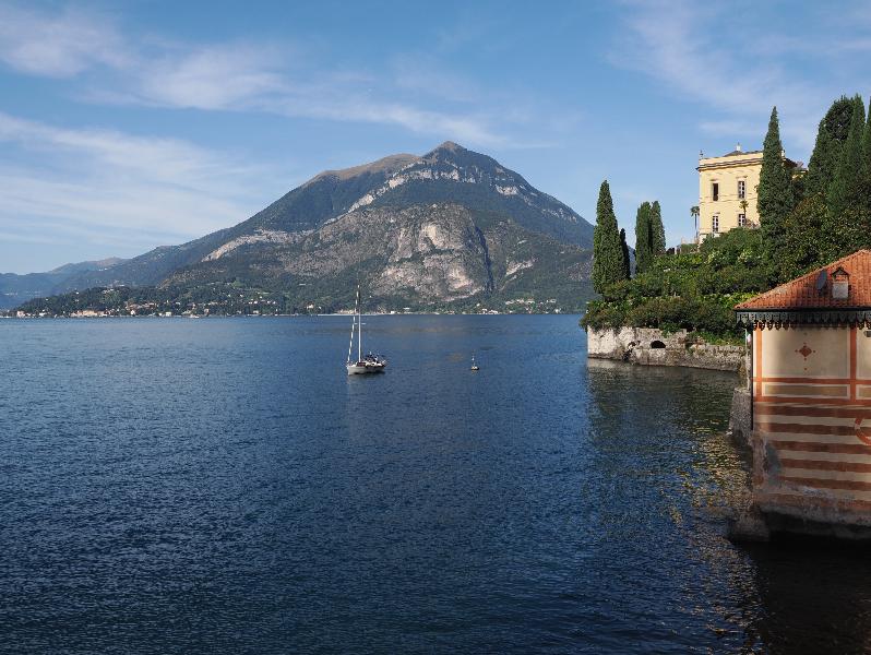 Varenna, Italy: Villa Monastero, garden: view of lake and house