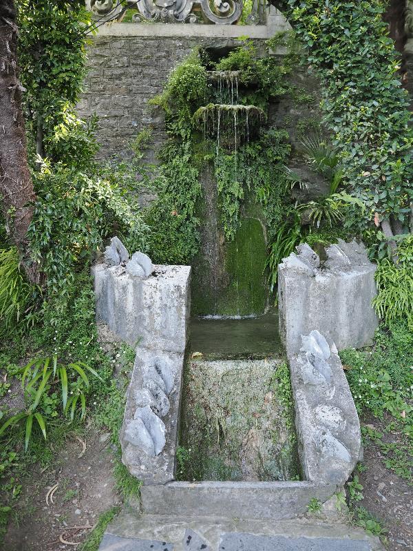 Varenna, Italy: Villa Monastero, garden: fountain