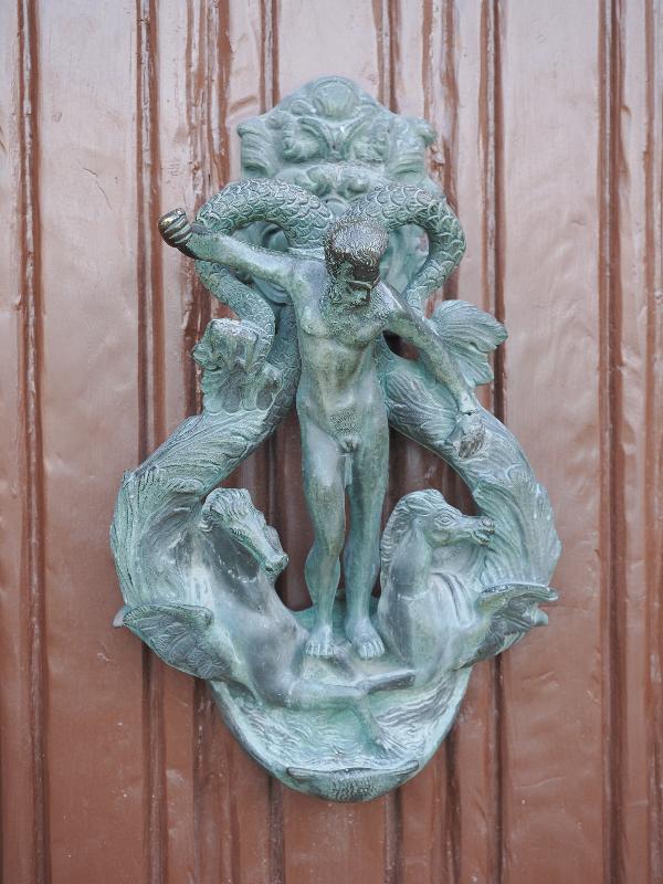 Varenna, Italy: Villa Monastero, garden: door knocker, man and winged horses