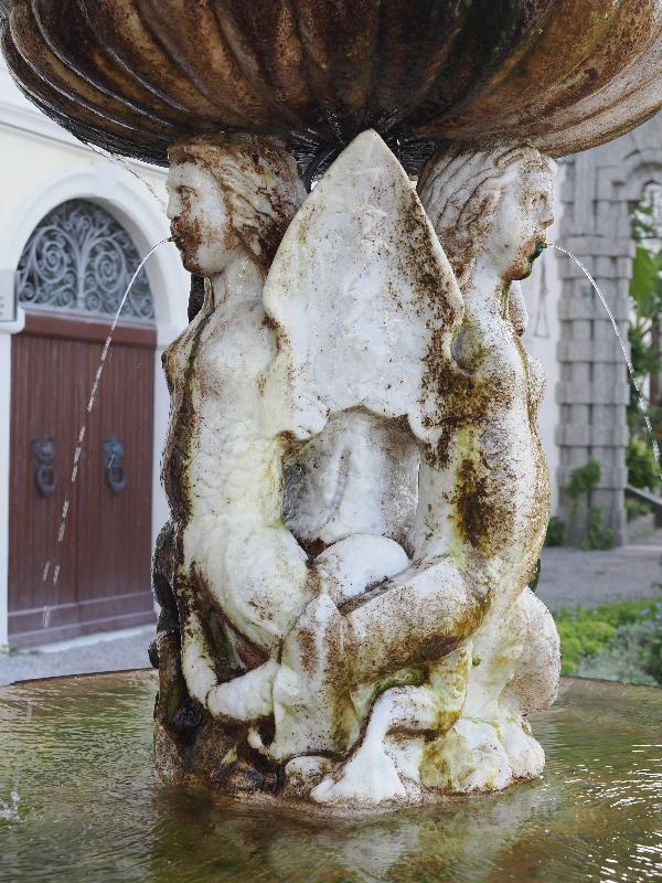 Varenna, Italy: Villa Monastero, garden: mermaid support for fountain