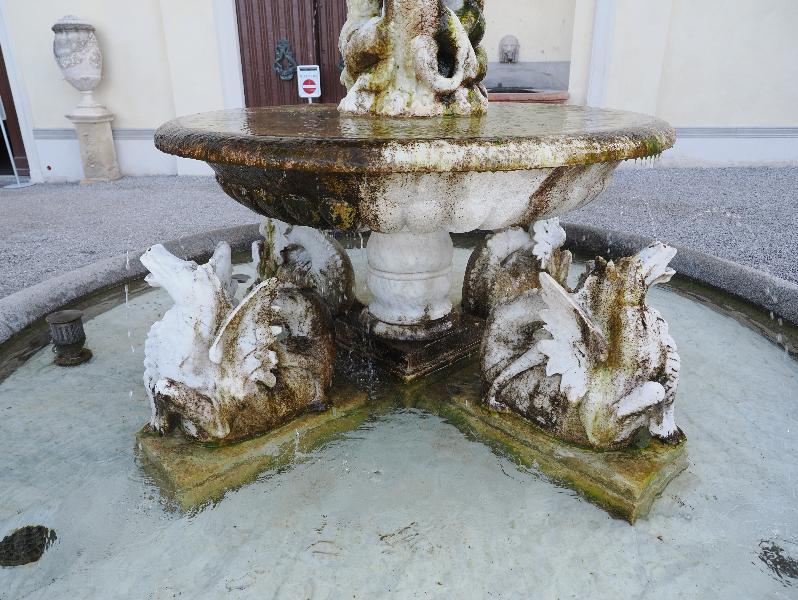 Varenna, Italy: Villa Monastero, garden: winged horse supports for fountain