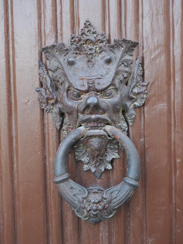 Varenna, Italy: Villa Monastero, garden: door knocker, ogre