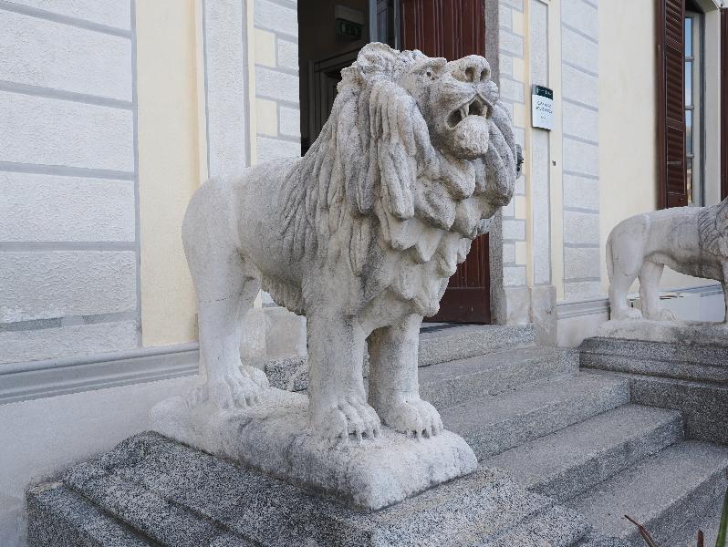 Varenna, Italy: Villa Monastero, garden: lion at entrance to house