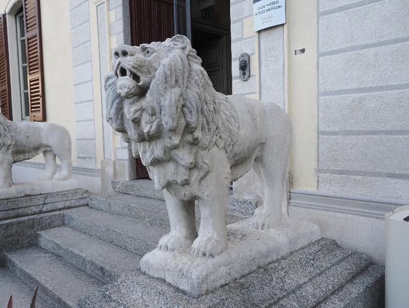 Varenna, Italy: Villa Monastero, garden: lion at entrance to house