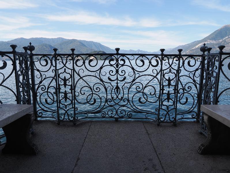 Varenna, Italy: Villa Monastero, garden: fence at edge of lake